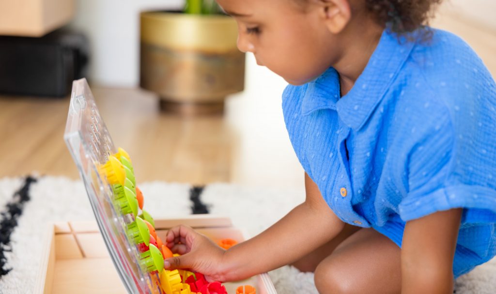 8 fine motor pincer grasp activities for toddlers Lovevery